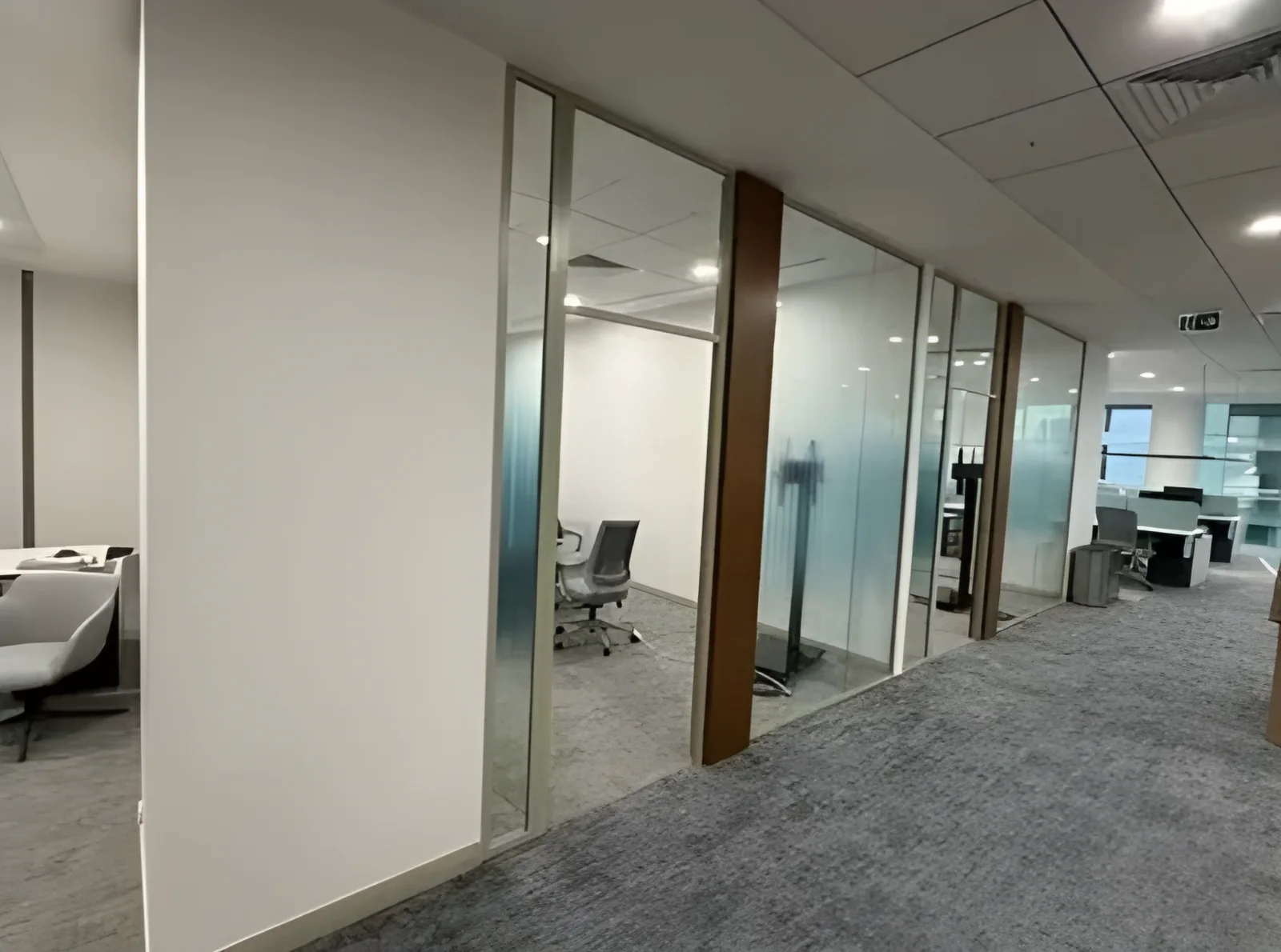 Cam bölmeli ofis koridoru
