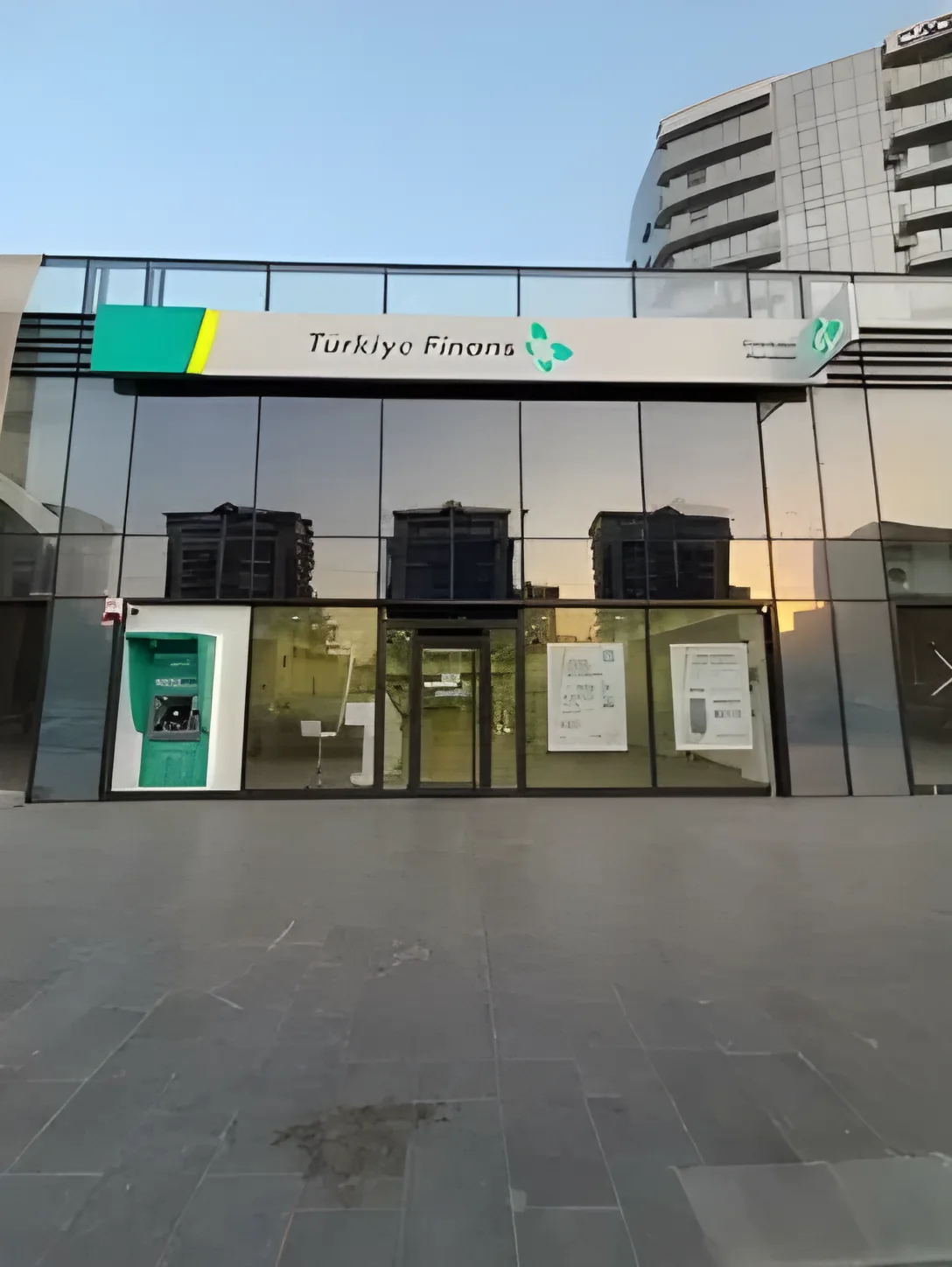 Cam cepheli Türkiye Finans şube girişi