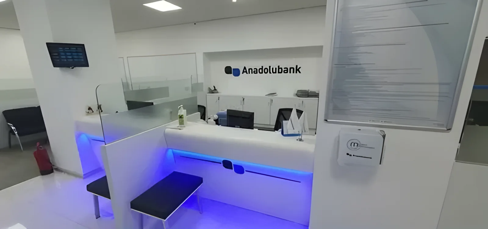 Mavi ışıklı gişe bankosu