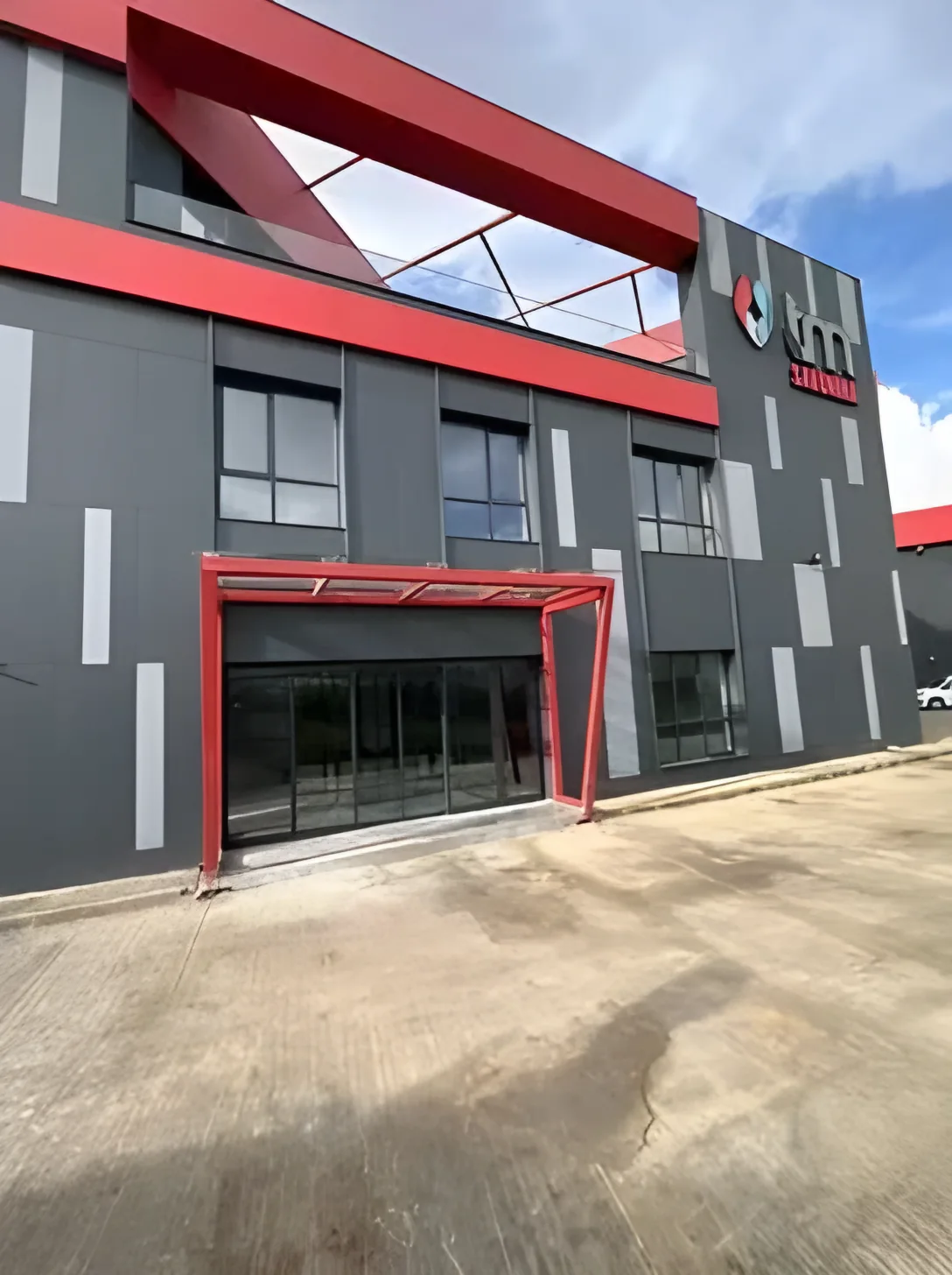 YPU TM Savunma fabrika binasının gri panel cephesi ve kırmızı çerçeveli girişi, Kırıkkale
