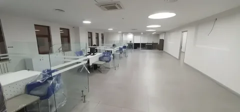 Cam paravanlı çalışma masaları ve geniş şube holü