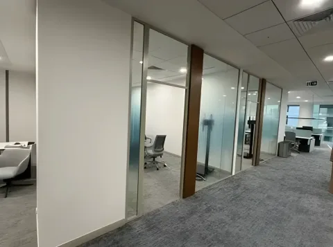 Cam bölmeli ofis koridoru
