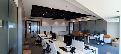 Siyah ızgara tavanlı açık ofis