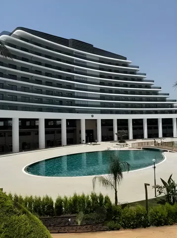 Kademeli konaklama bloğu ve önündeki havuz
